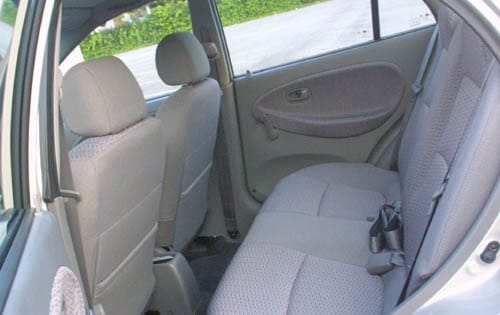 2001 Kia Rio interior RI