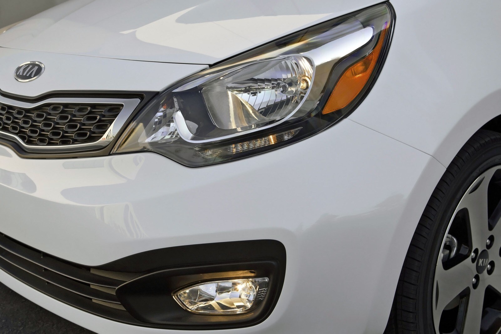 2012 Kia Rio front safety EDETAIL