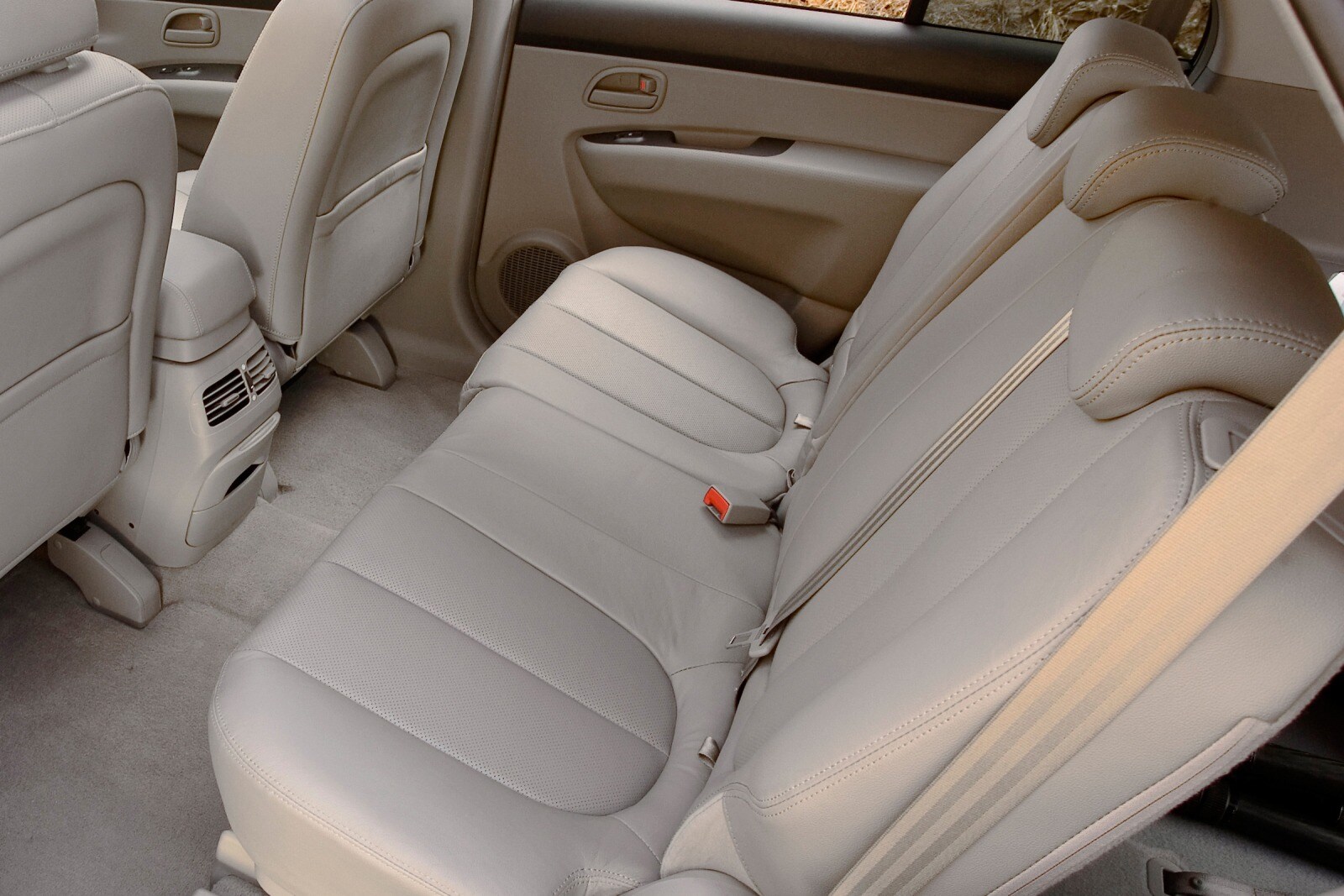 2007 Kia Rondo interior RI