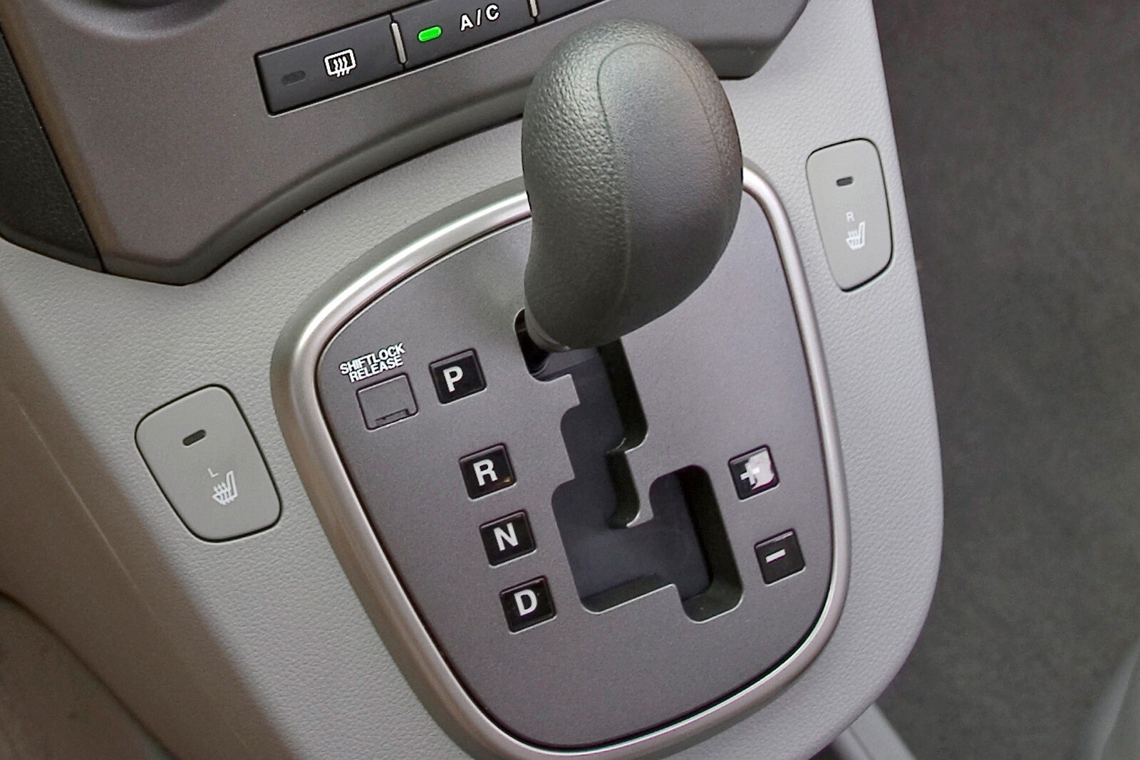 2007 Kia Rondo interior SHF
