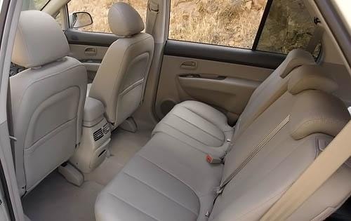 2008 Kia Rondo interior RI
