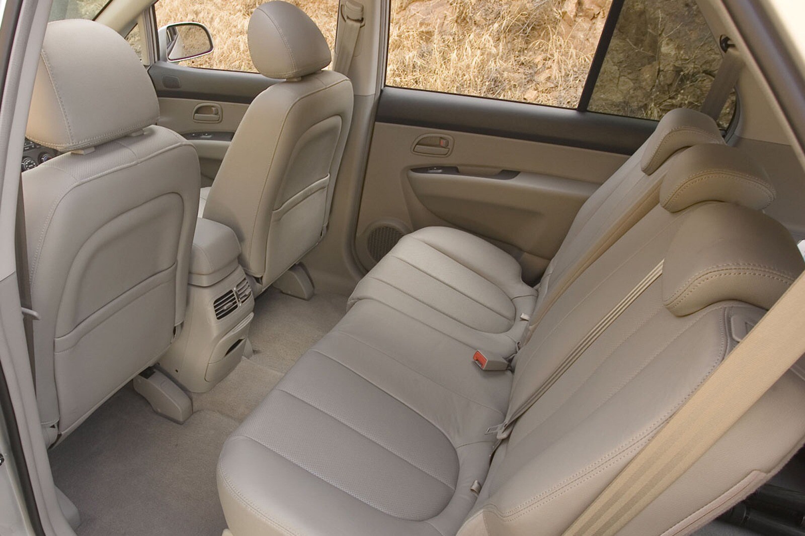 2008 Kia Rondo interior RI