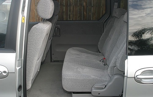 2004 Kia Sedona interior RI