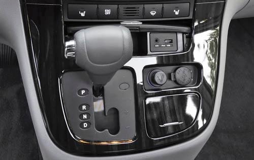 2011 Kia Sedona interior CC