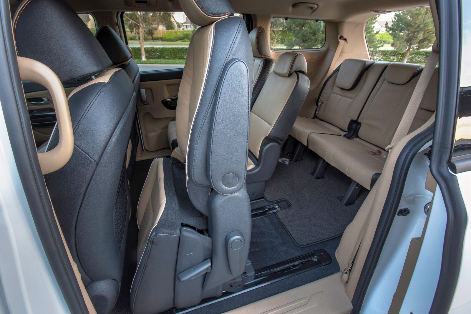 2015 Kia Sedona interior RI