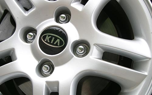 2004 Kia Spectra — OEM photo 2