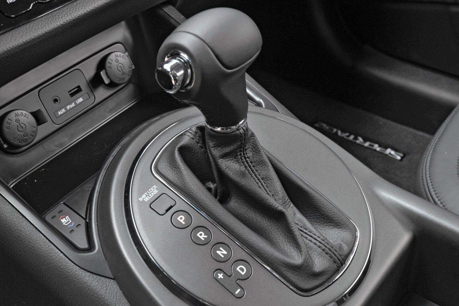 2013 Kia Sportage interior SHF