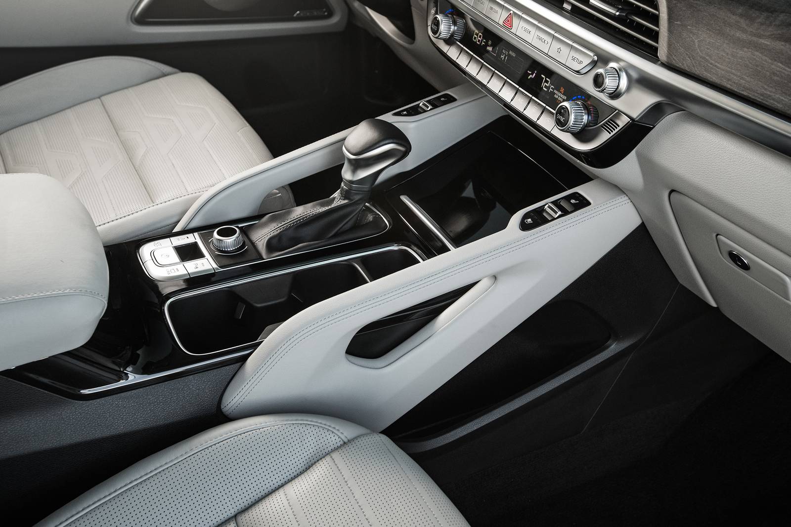 2022 Kia Telluride interior SHF