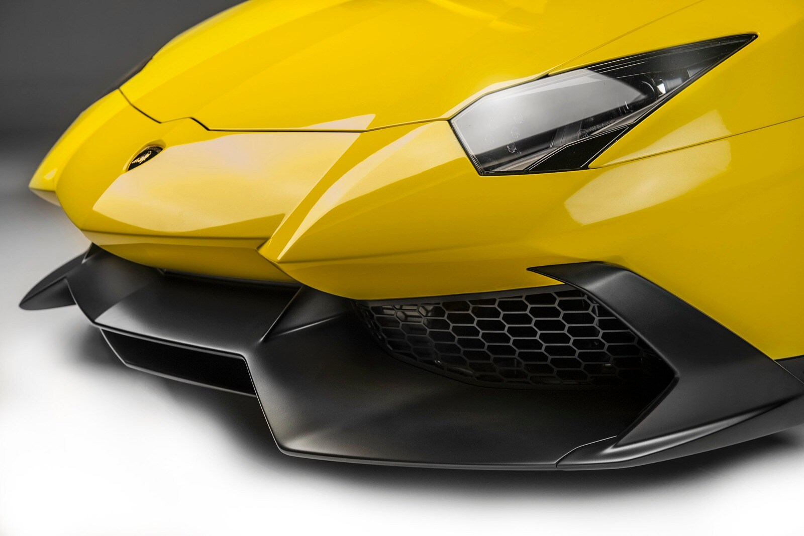 2014 Lamborghini Aventador front safety EDETAIL