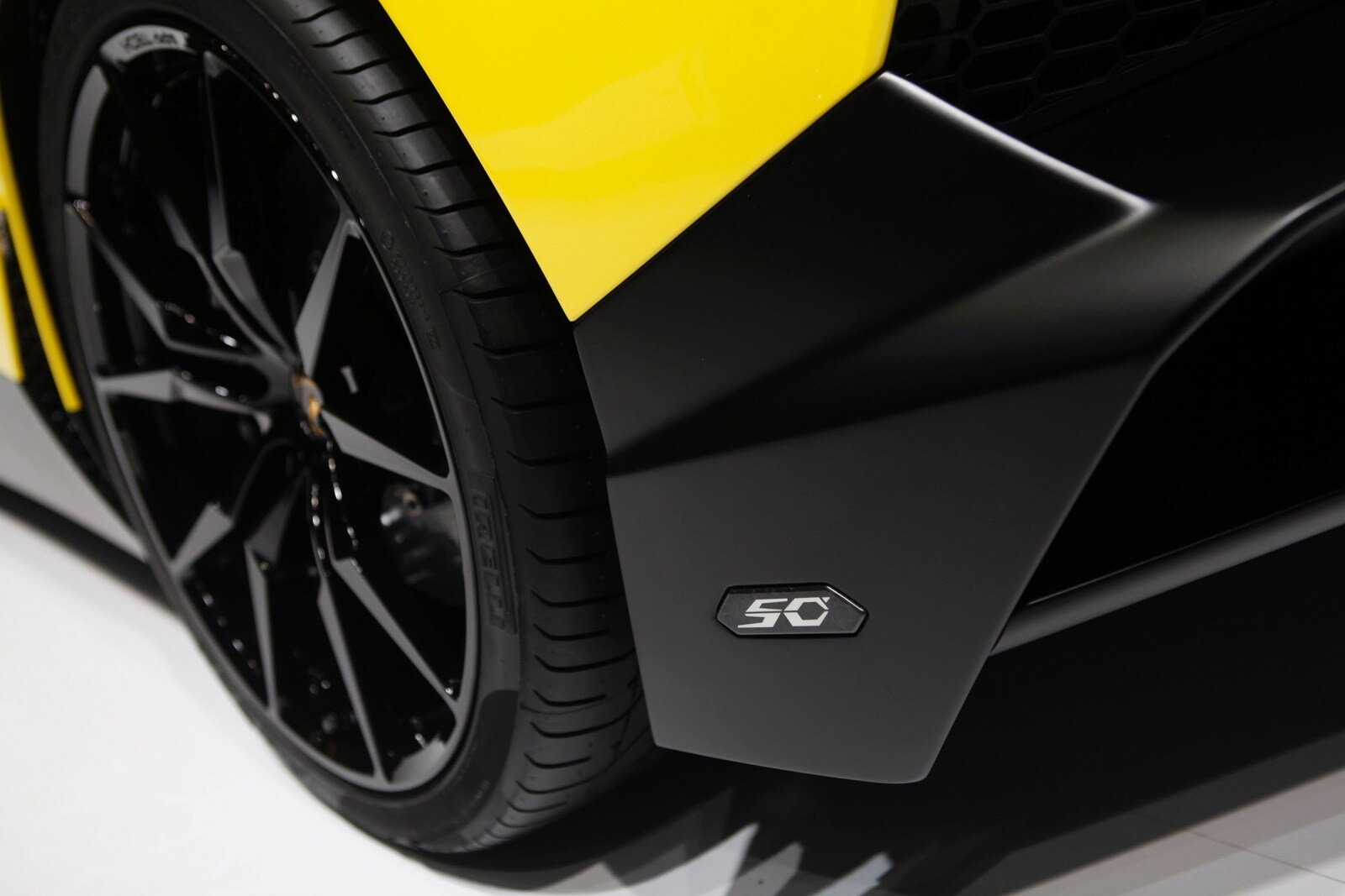 2014 Lamborghini Aventador exterior RBDG