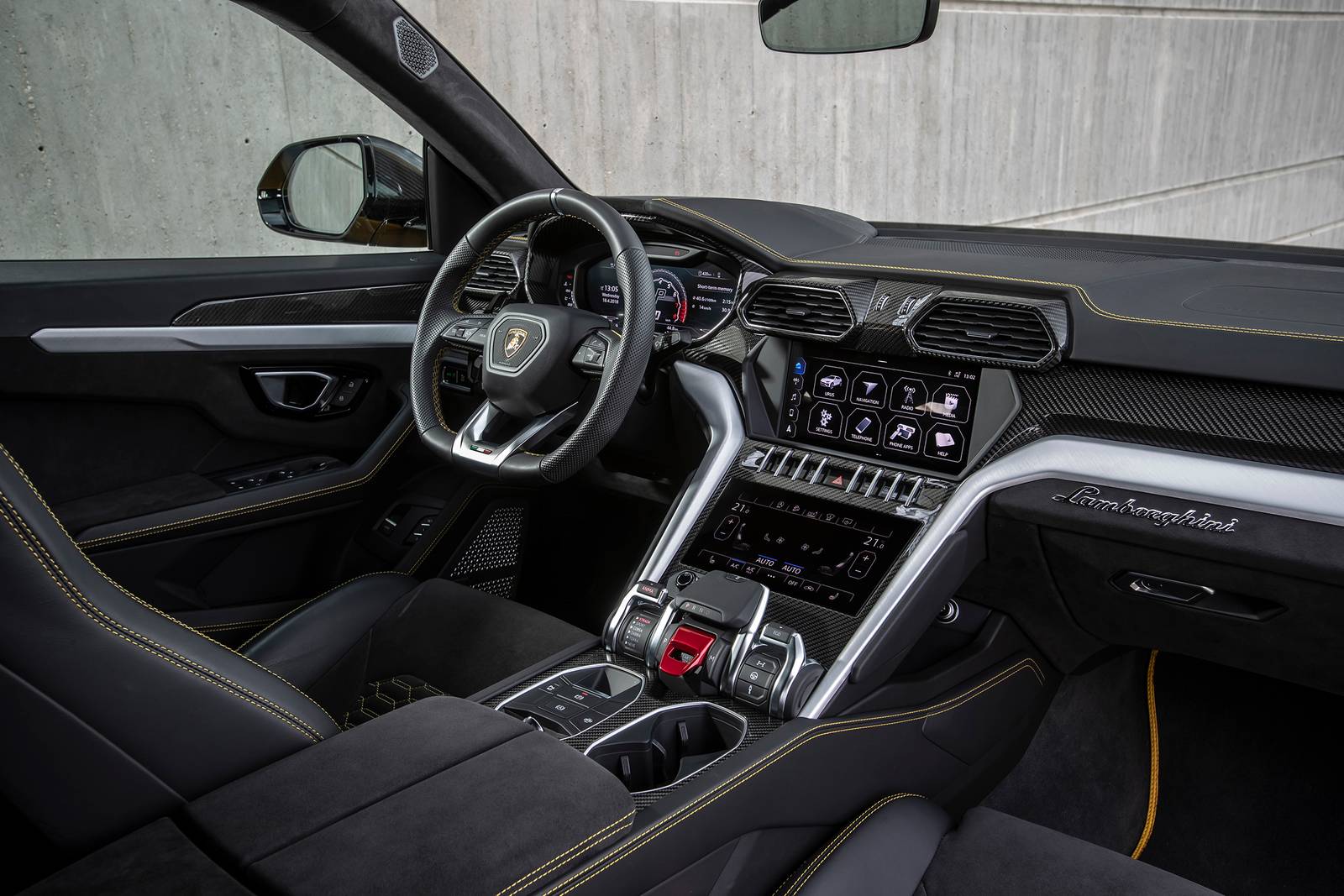 2022 Lamborghini Urus interior SWD