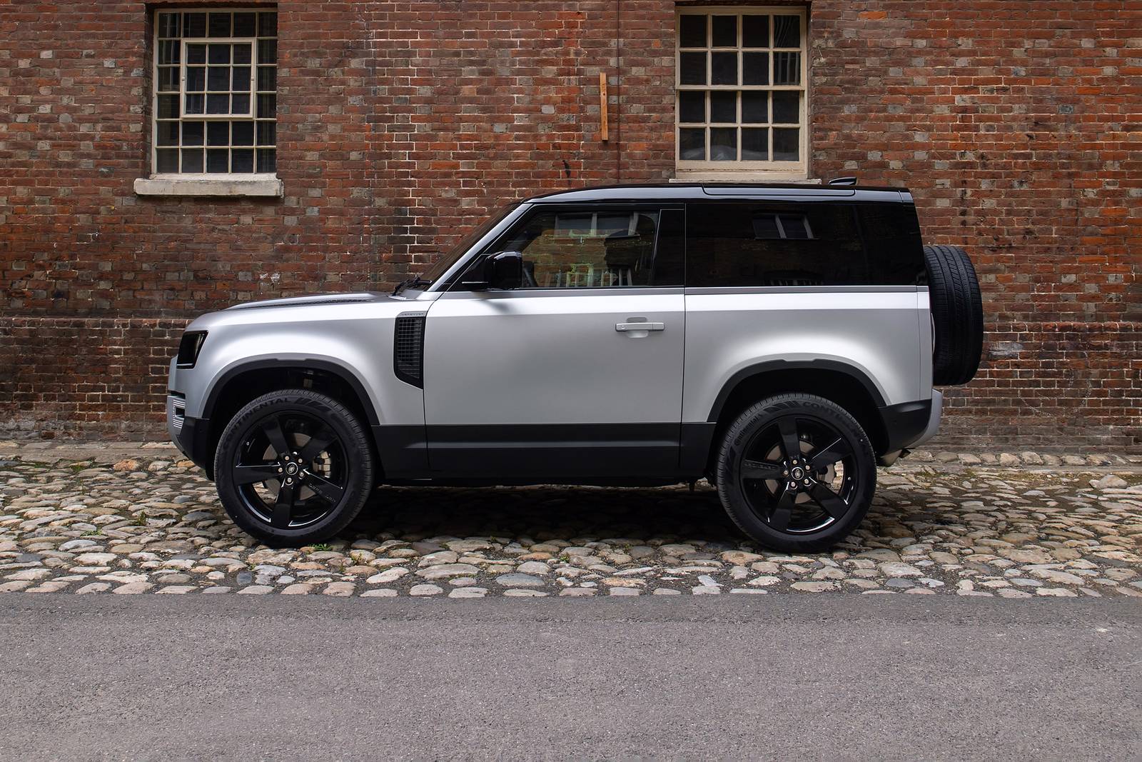 2022 Land Rover Defender — OEM photo 4