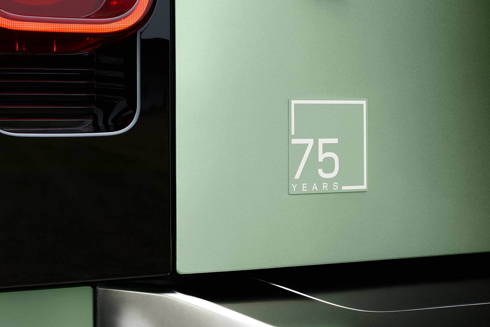 2023 Land Rover Defender — OEM photo 3