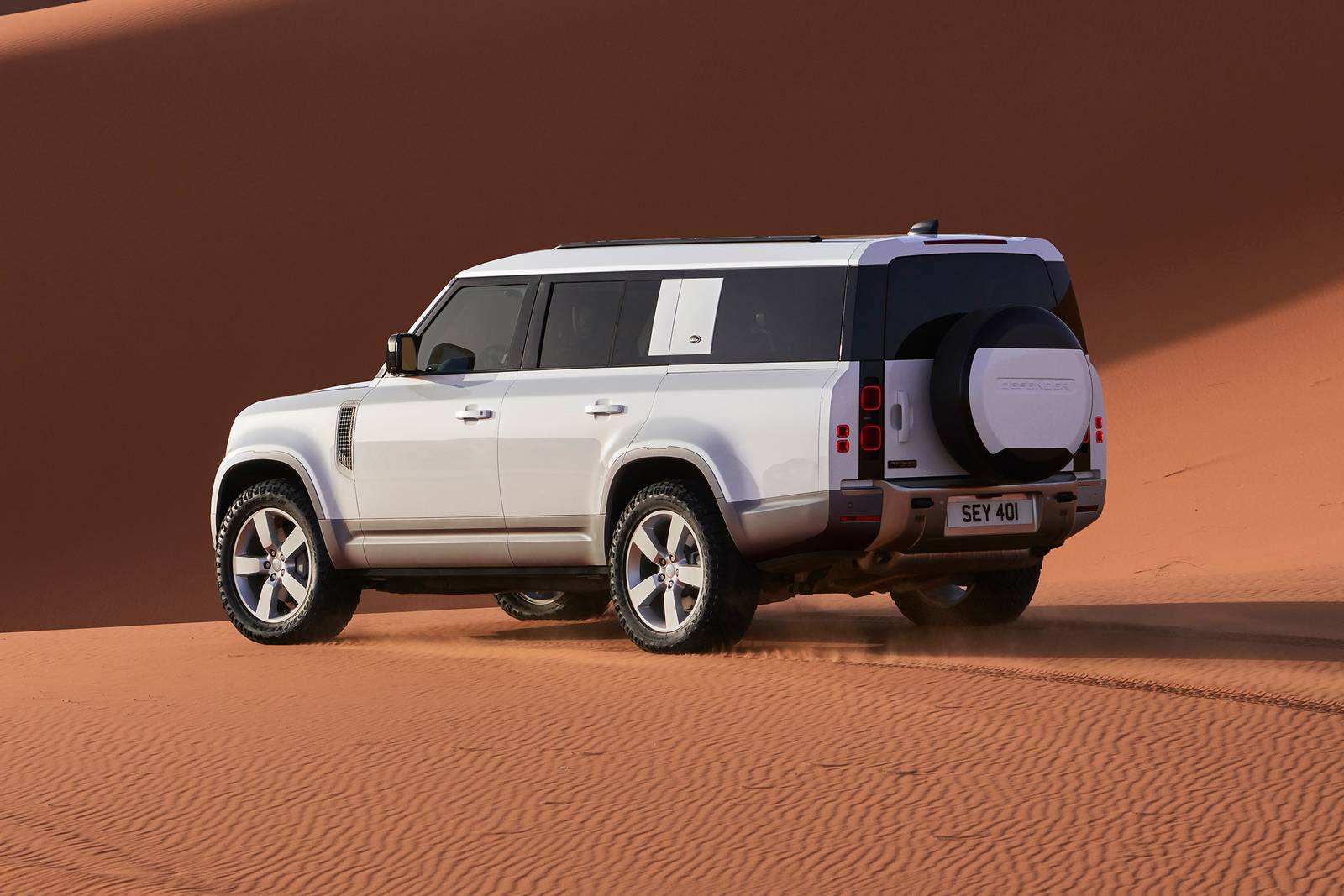 2023 Land Rover Defender exterior FQ