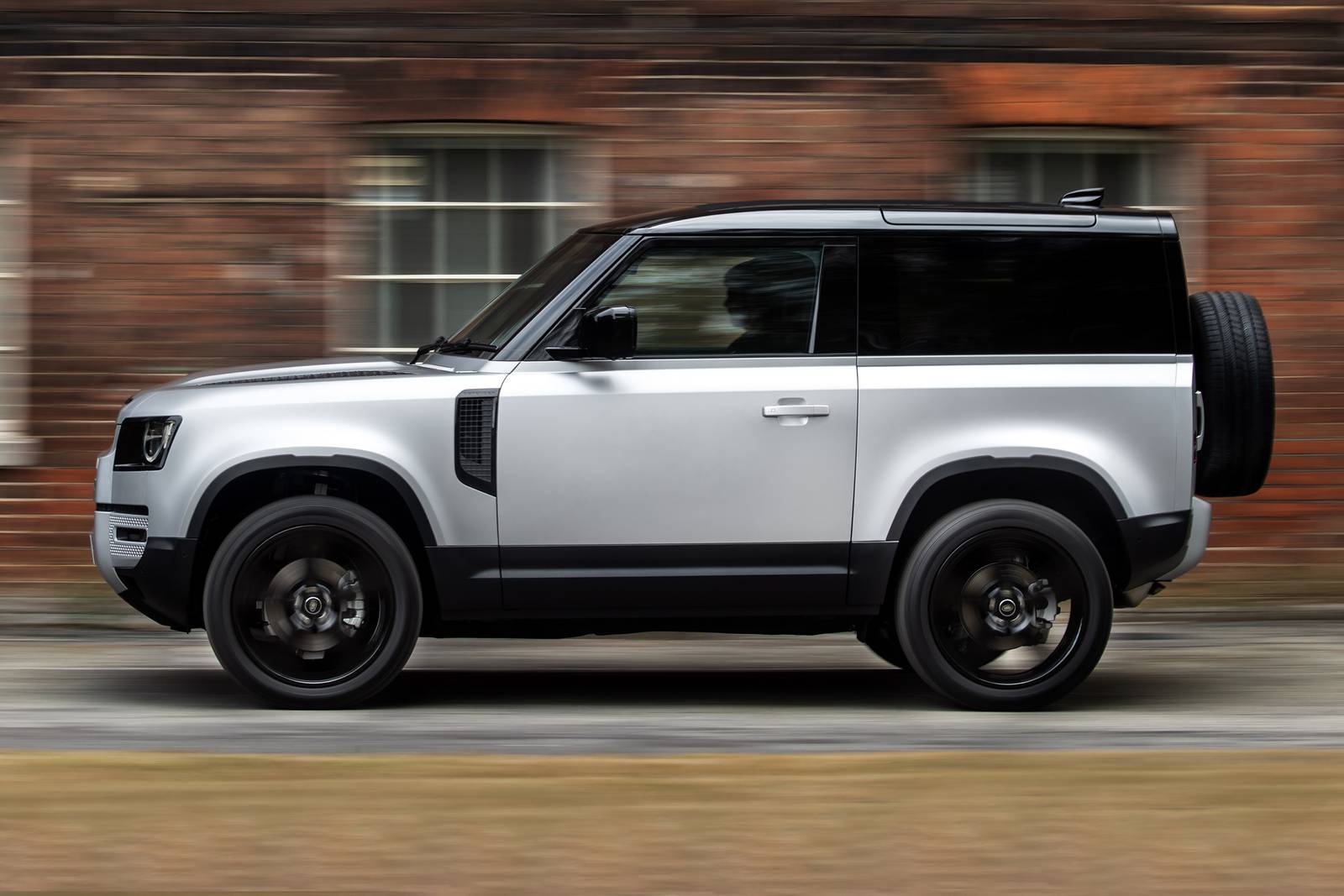 2025 Land Rover Defender — OEM photo 4