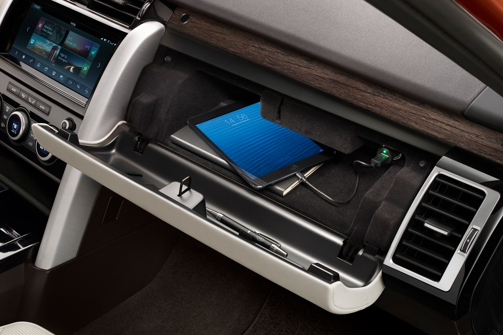 2017 Land Rover Discovery Sport interior DETAIL