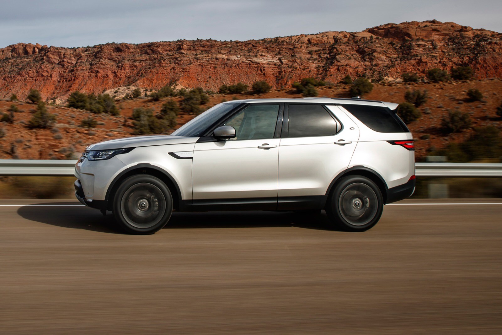 2017 Land Rover Discovery — OEM photo 3