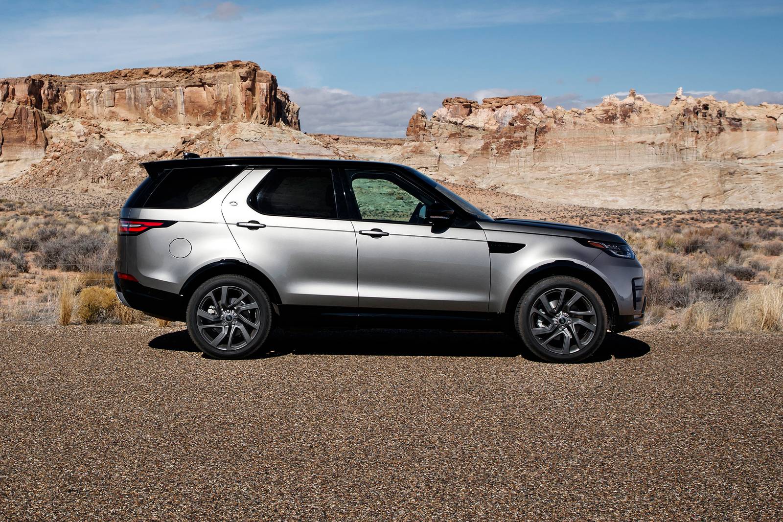 2018 Land Rover Discovery — OEM photo 3