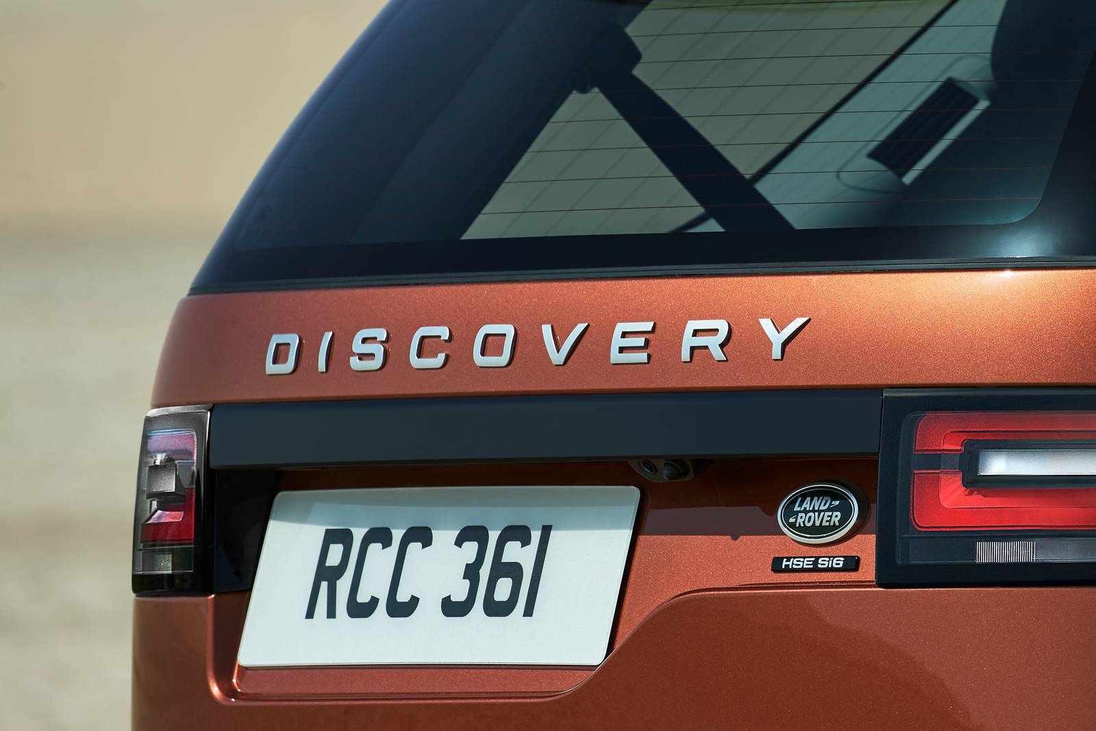 2018 Land Rover Discovery — OEM photo 4
