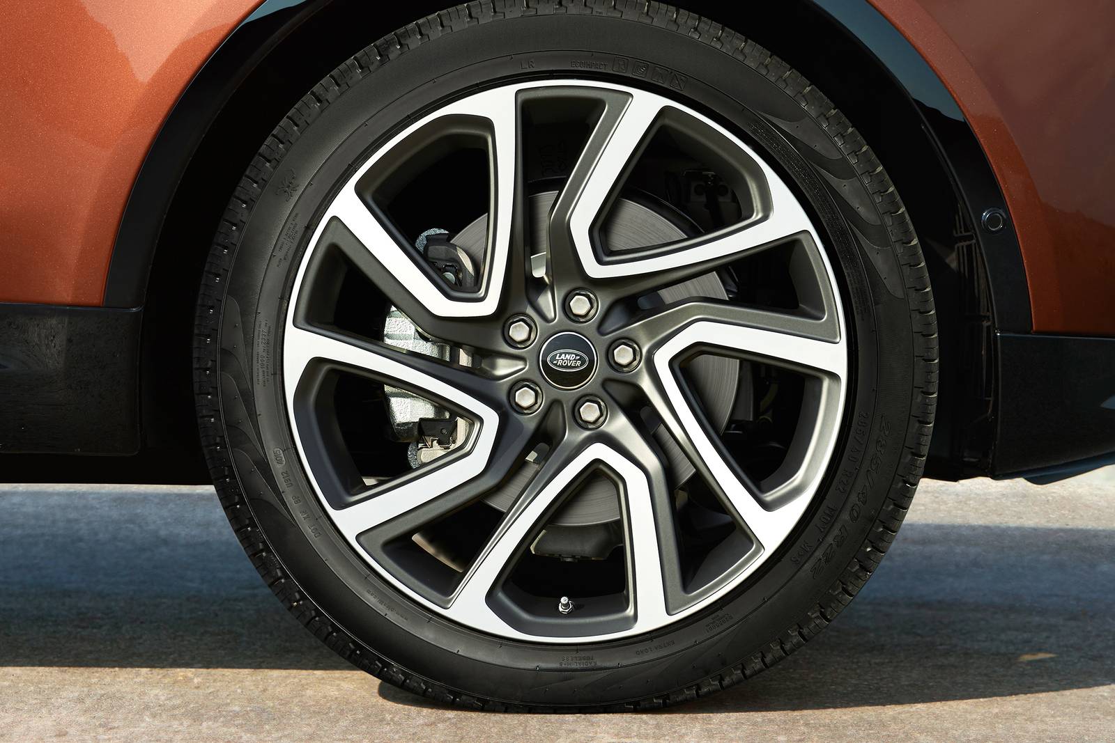 2018 Land Rover Discovery — OEM photo 5