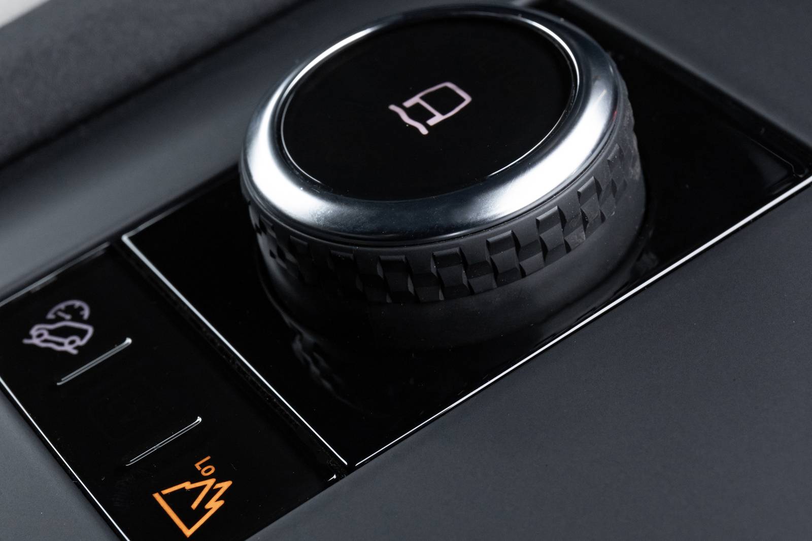 2021 Land Rover Discovery interior AUXCTRL