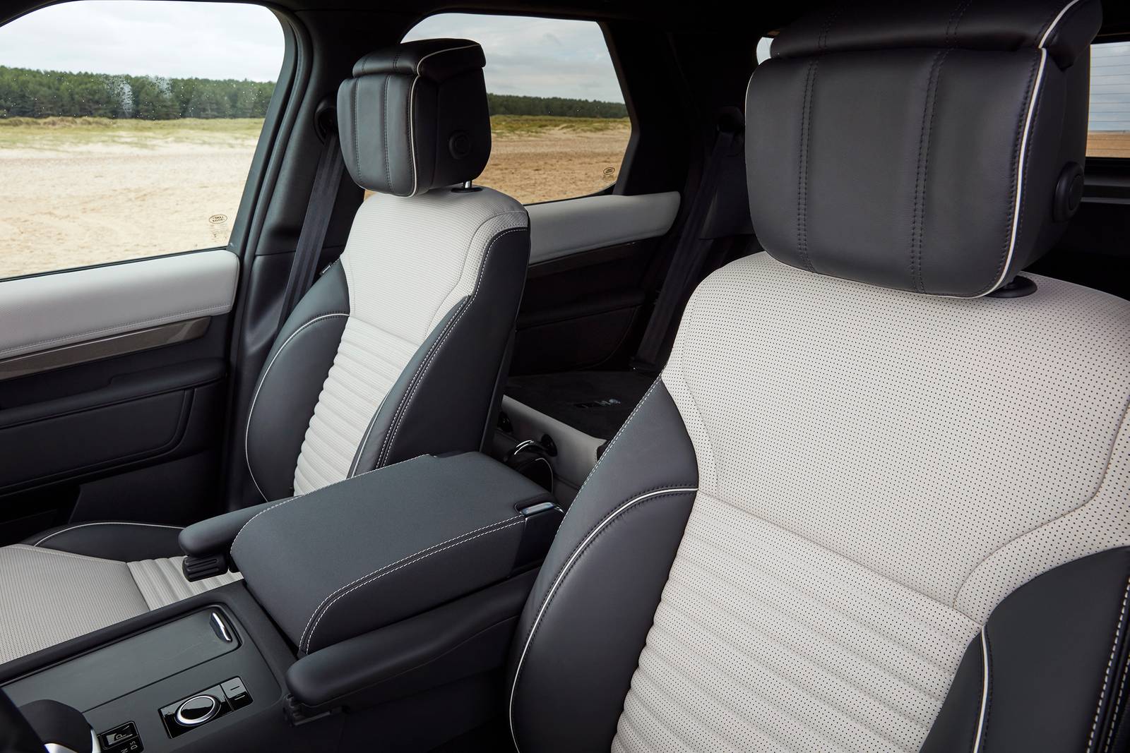 2024 Land Rover Discovery interior DETAIL