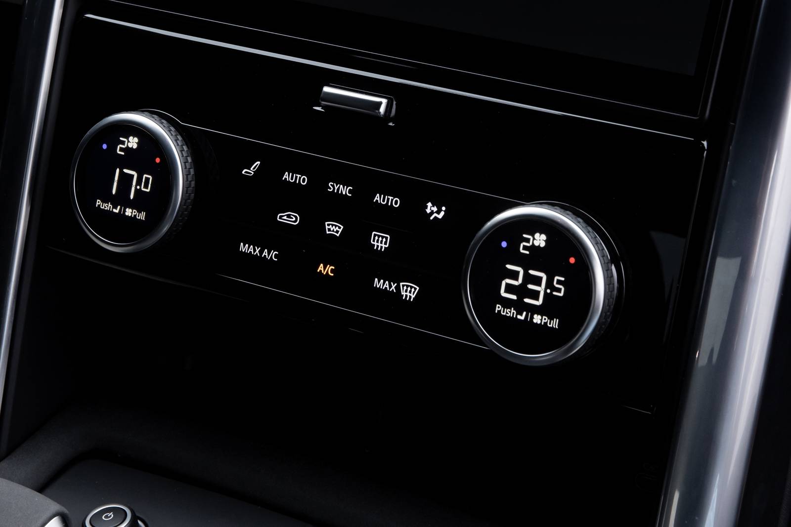 2025 Land Rover Discovery interior CC