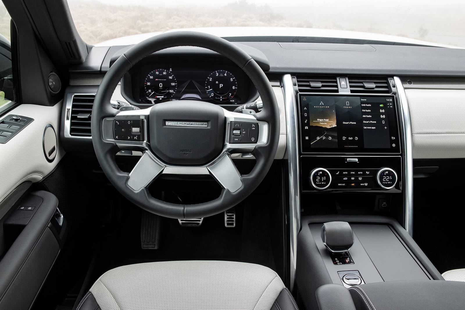 2025 Land Rover Discovery interior D