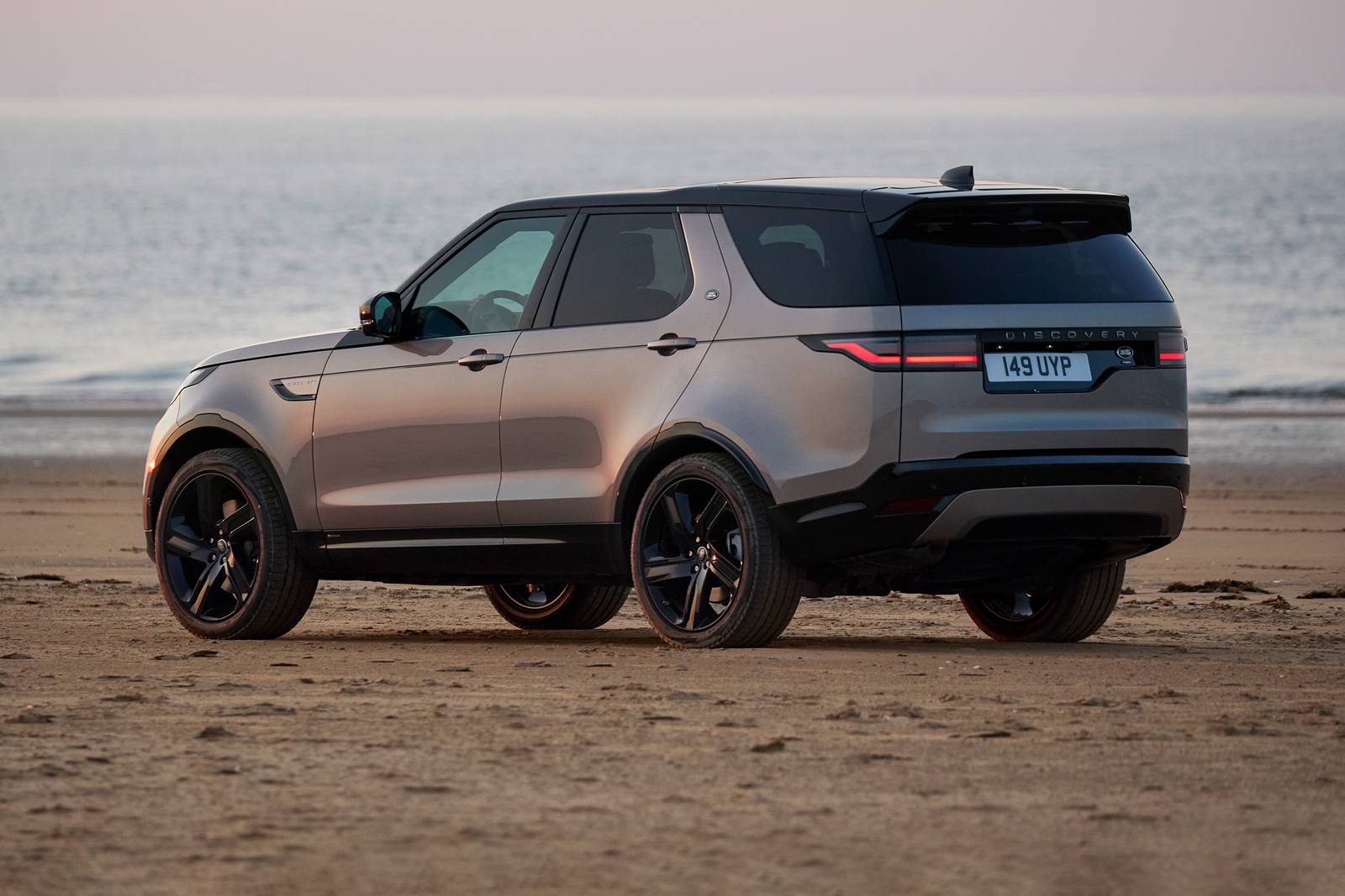 2025 Land Rover Discovery P360 Dynamic SE 4dr SUV Exterior Shown