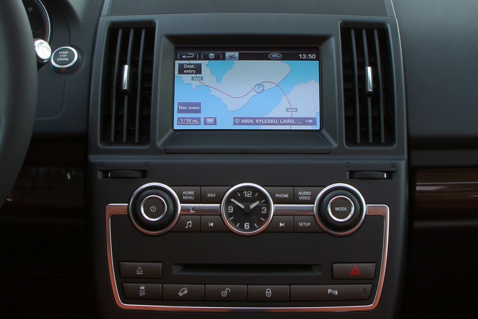 2014 Land Rover LR2 interior CC