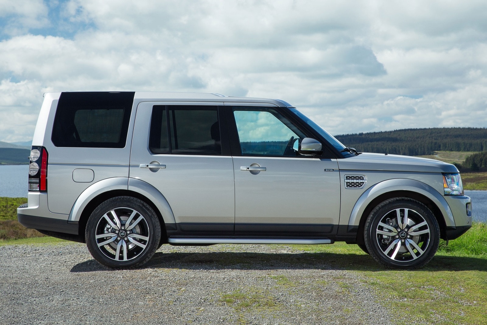 2016 Land Rover LR4 HSE LUX 4dr SUV Exterior. Options Shown.