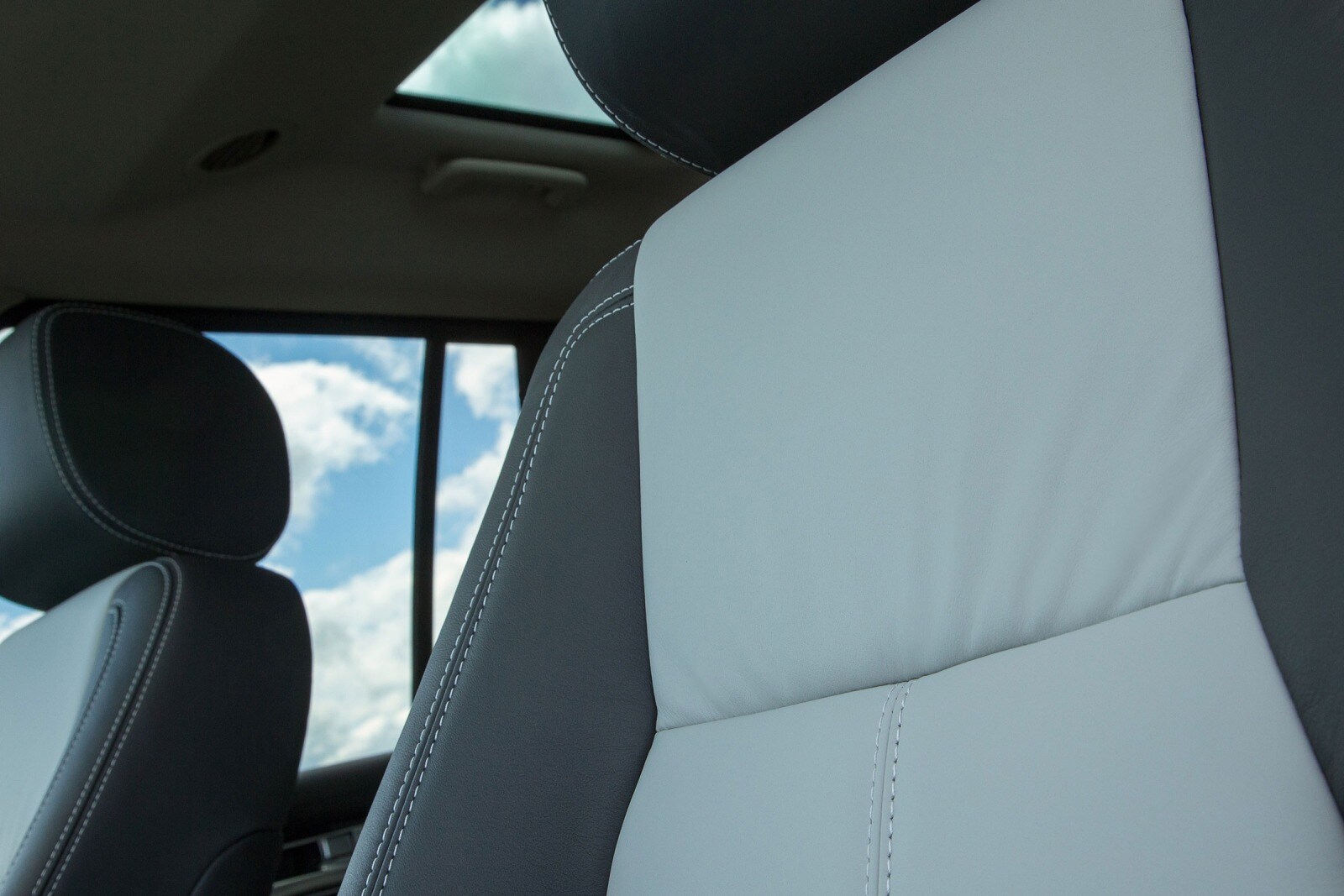 2016 Land Rover LR4 interior DETAIL