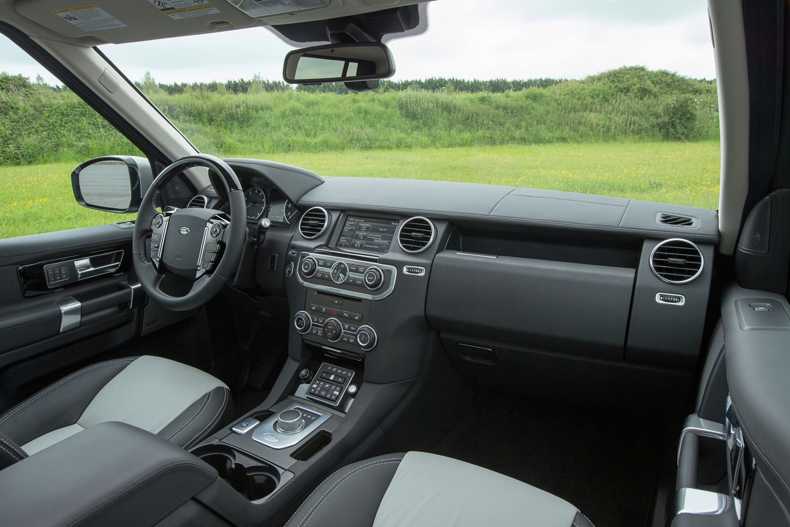 2016 Land Rover LR4 interior I