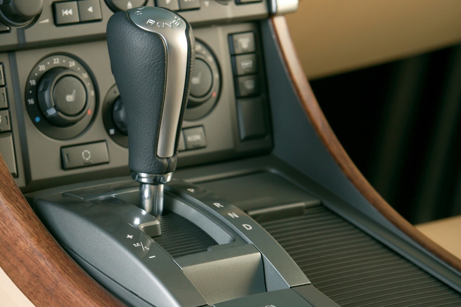 2007 Land Rover Range Rover interior SHF