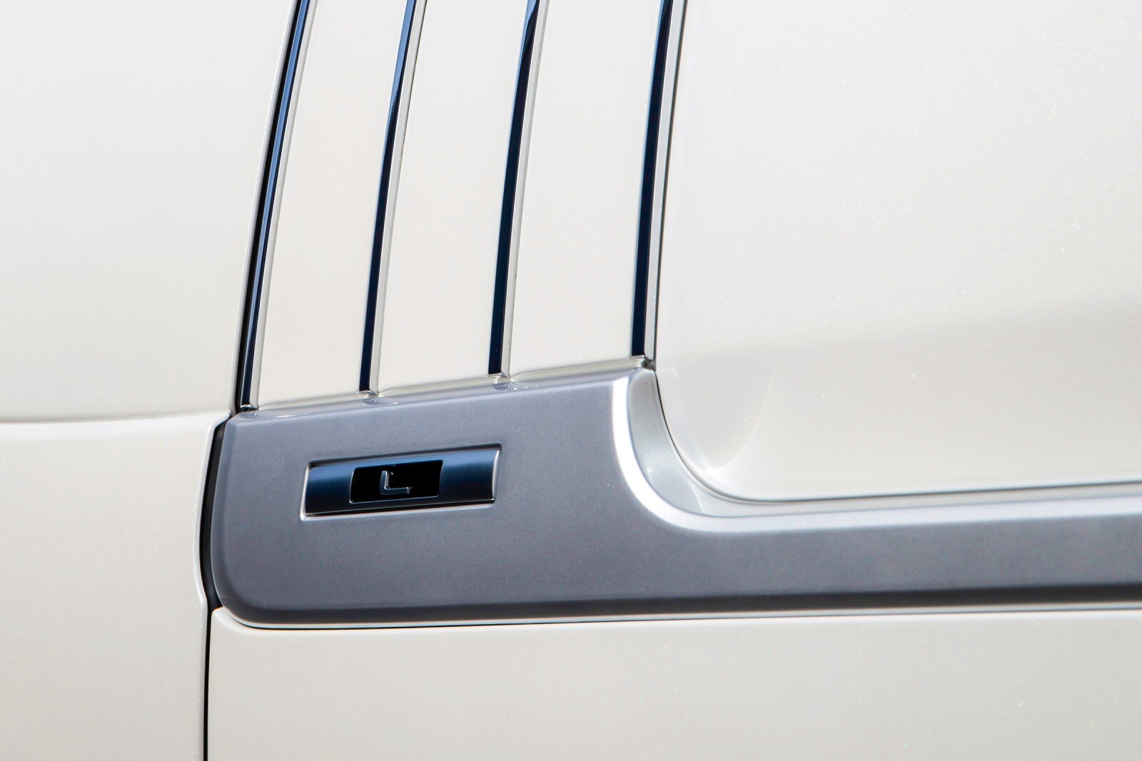 2014 Land Rover Range Rover exterior EDETAIL