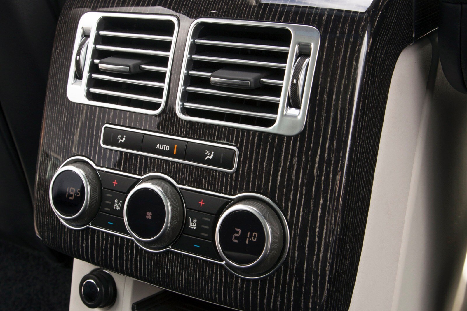 2015 Land Rover Range Rover interior DETAIL