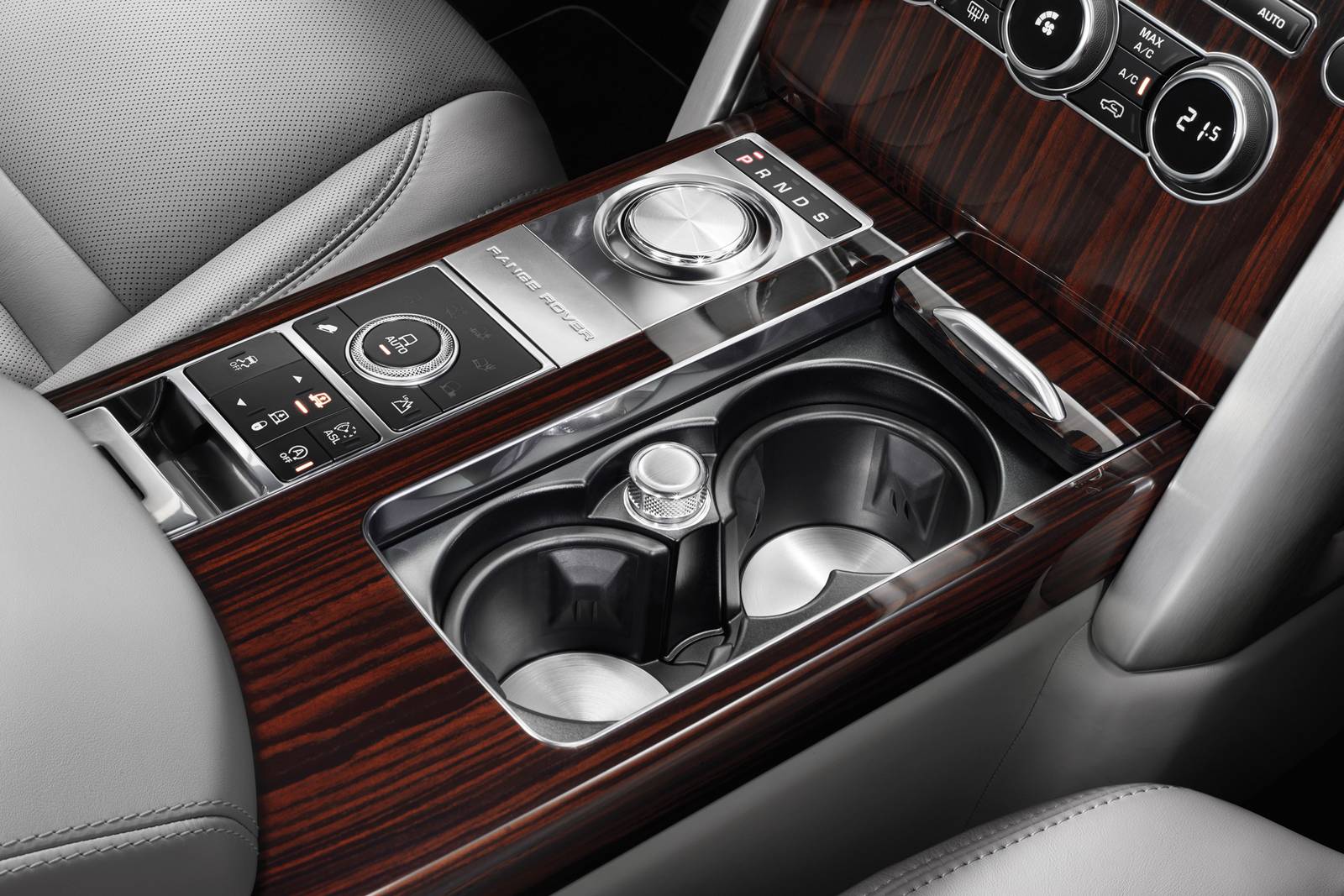 2016 Land Rover Range Rover interior CUP