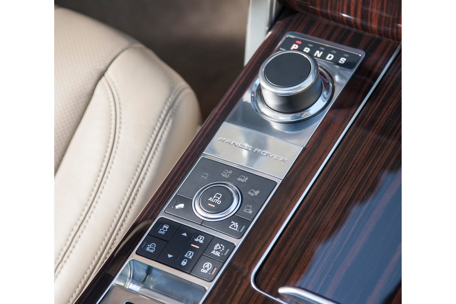 2017 Land Rover Range Rover interior AUXCTRL