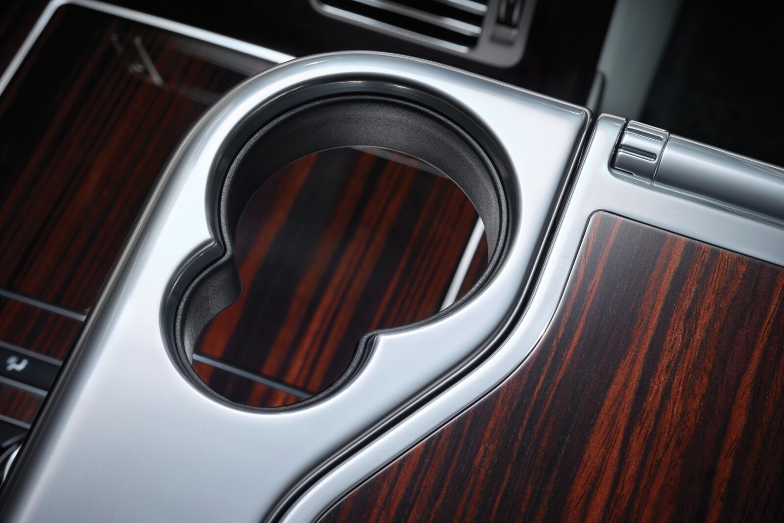 2017 Land Rover Range Rover interior CUP