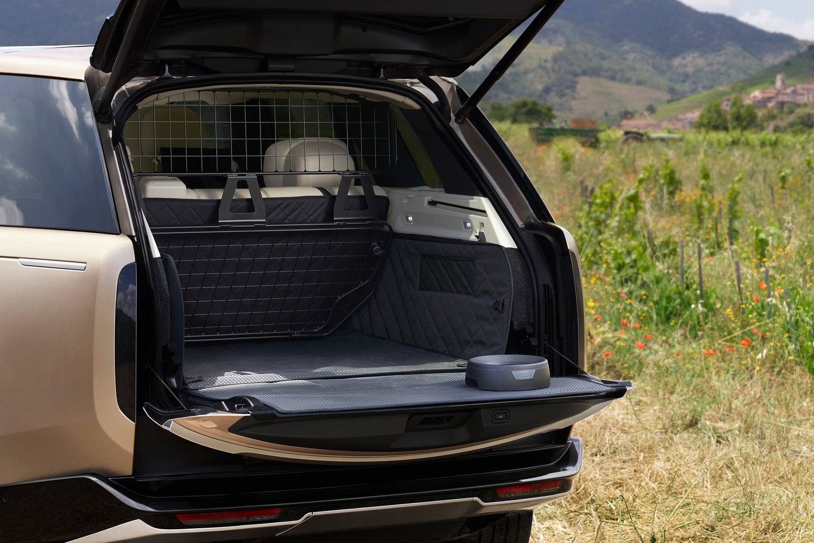 2025 Land Rover Range Rover interior CARGO