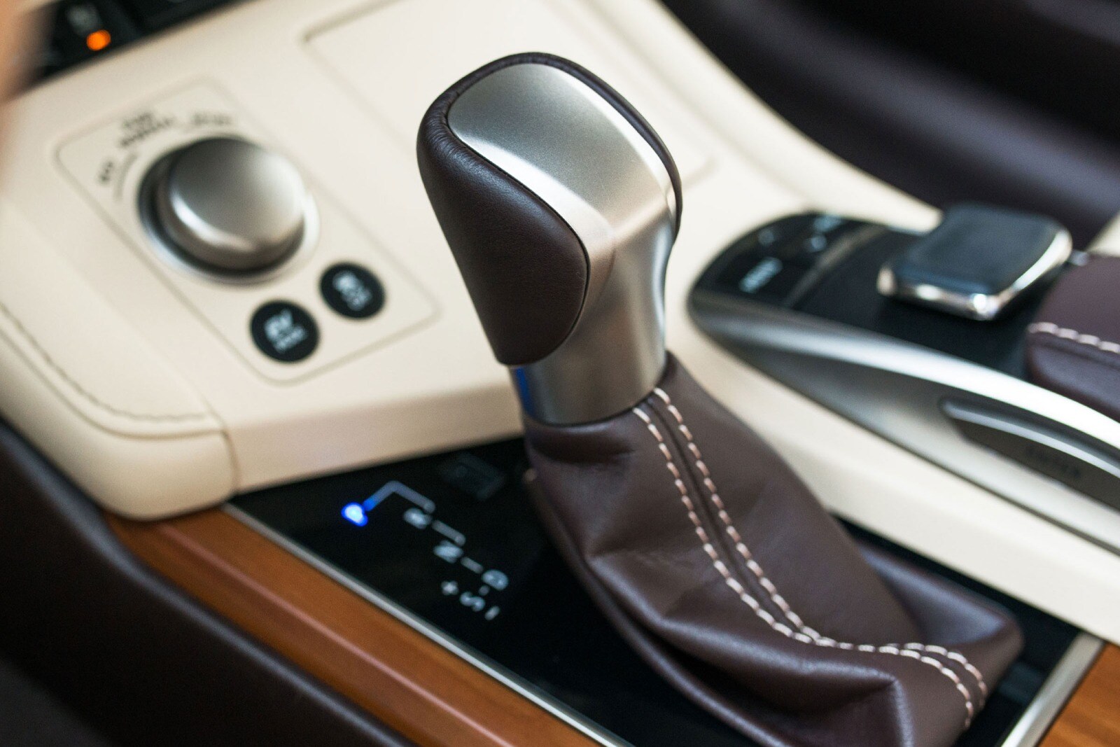 2017 Lexus Es interior SHF