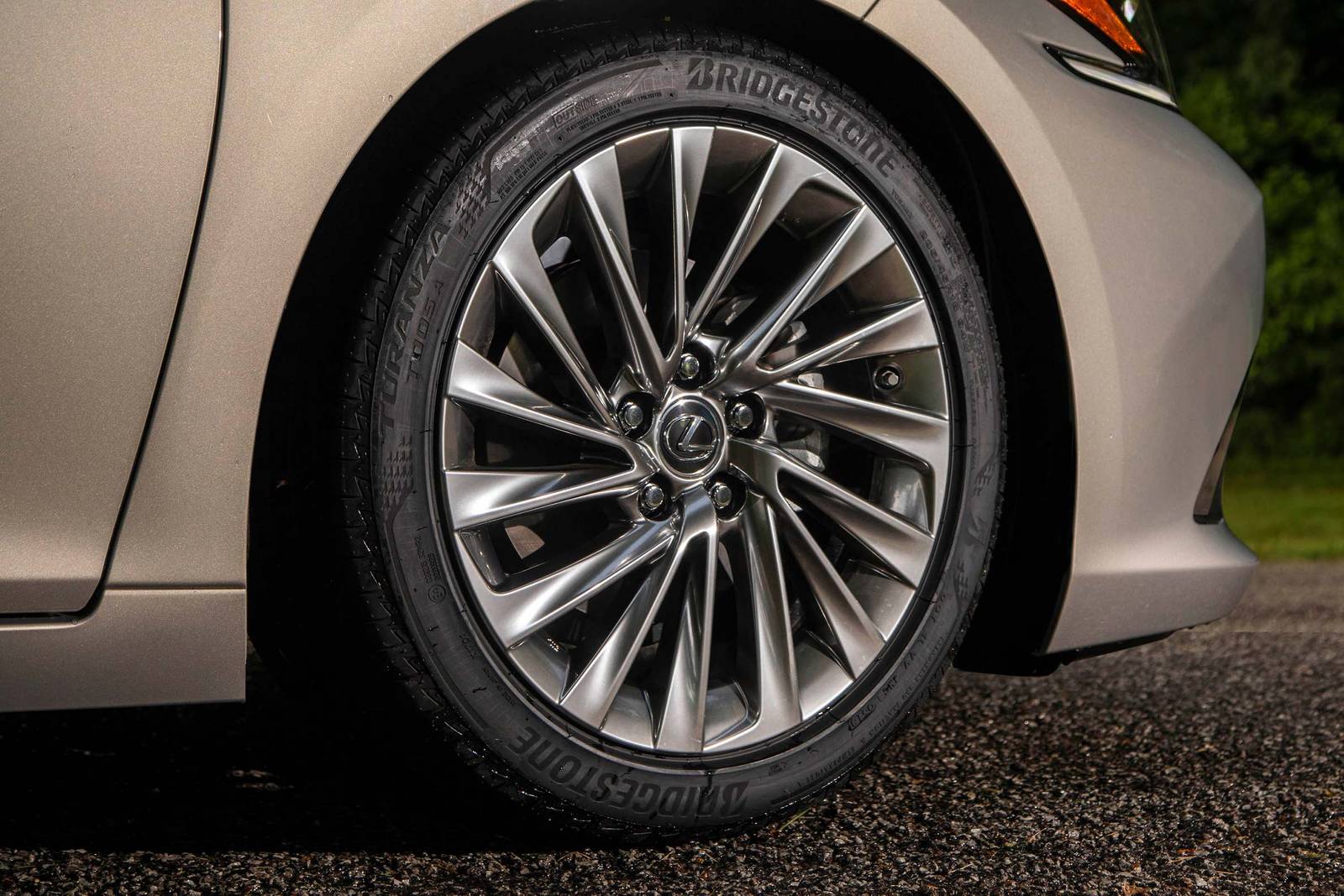 2019 Lexus Es exterior W