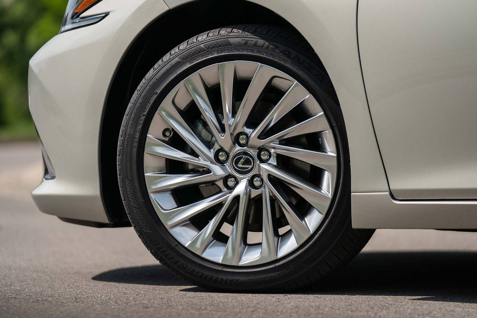 2019 Lexus Es exterior W