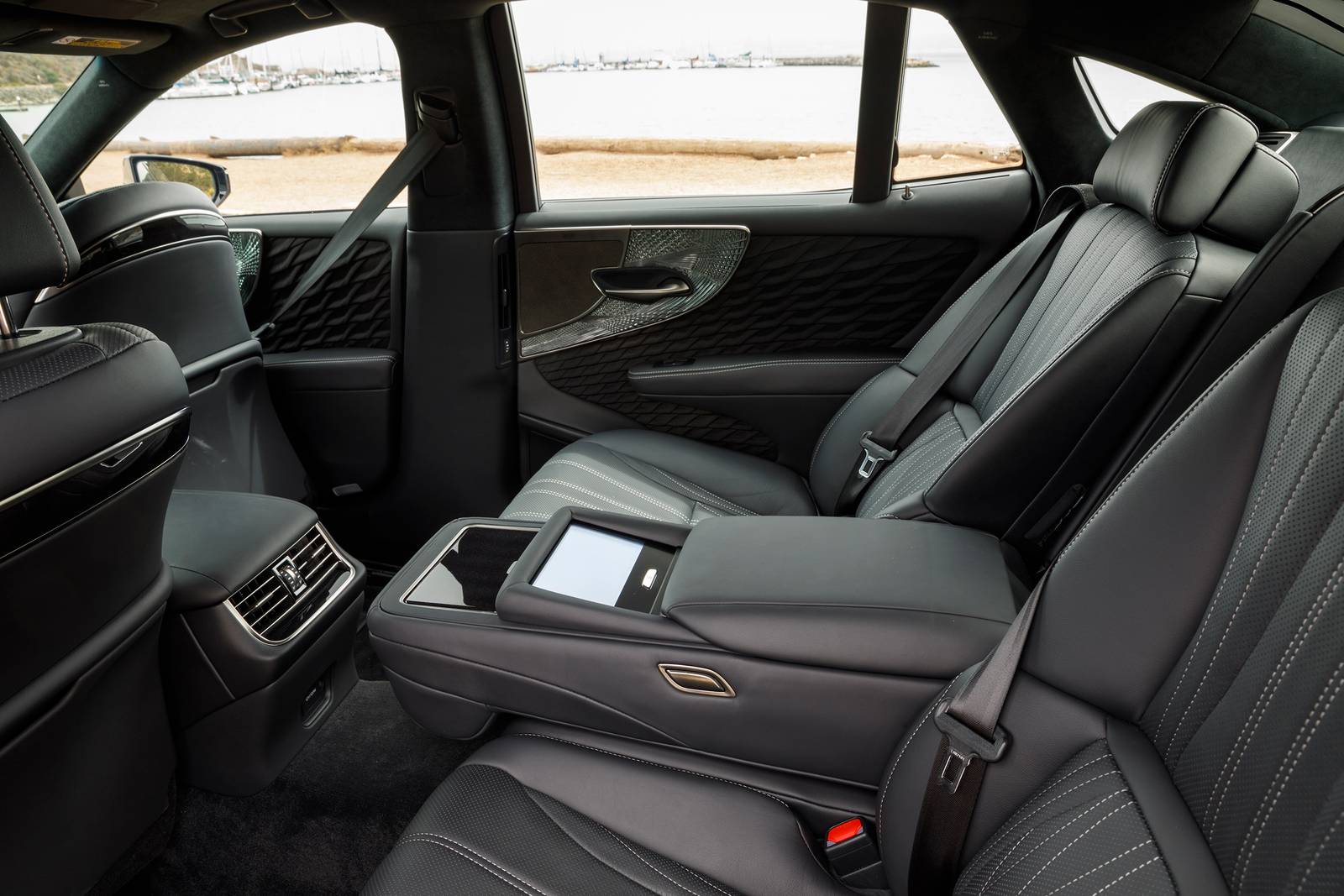 2018 Lexus LS 500h interior RI