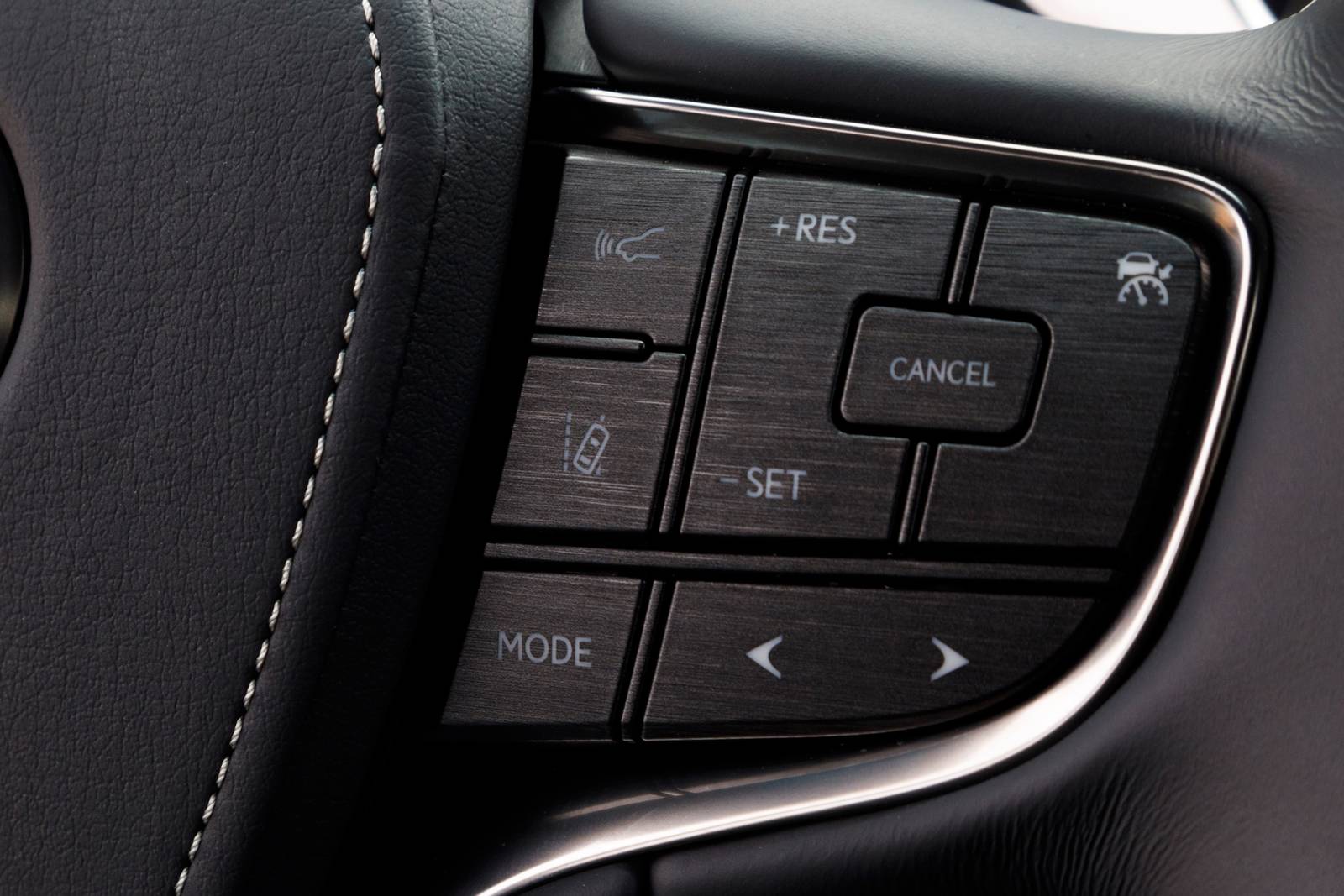 2018 Lexus LS 500h interior AUXCTRL