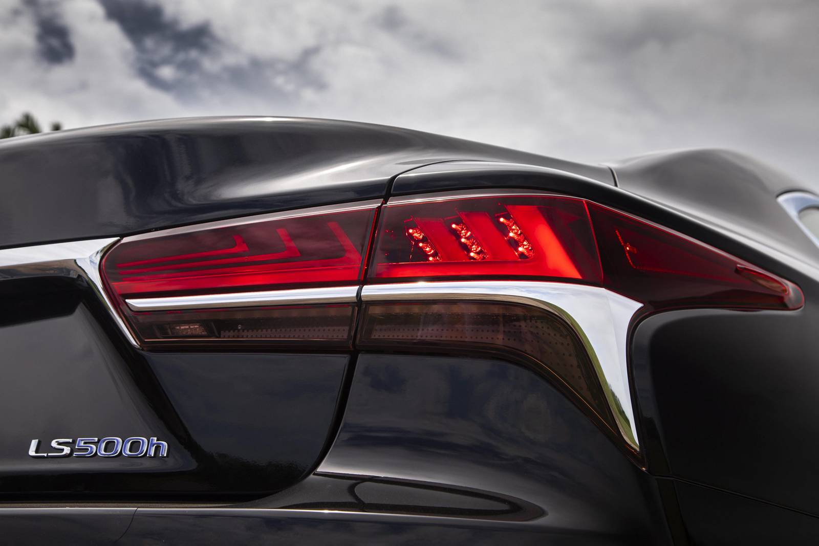 2020 Lexus LS 500h exterior EDETAIL