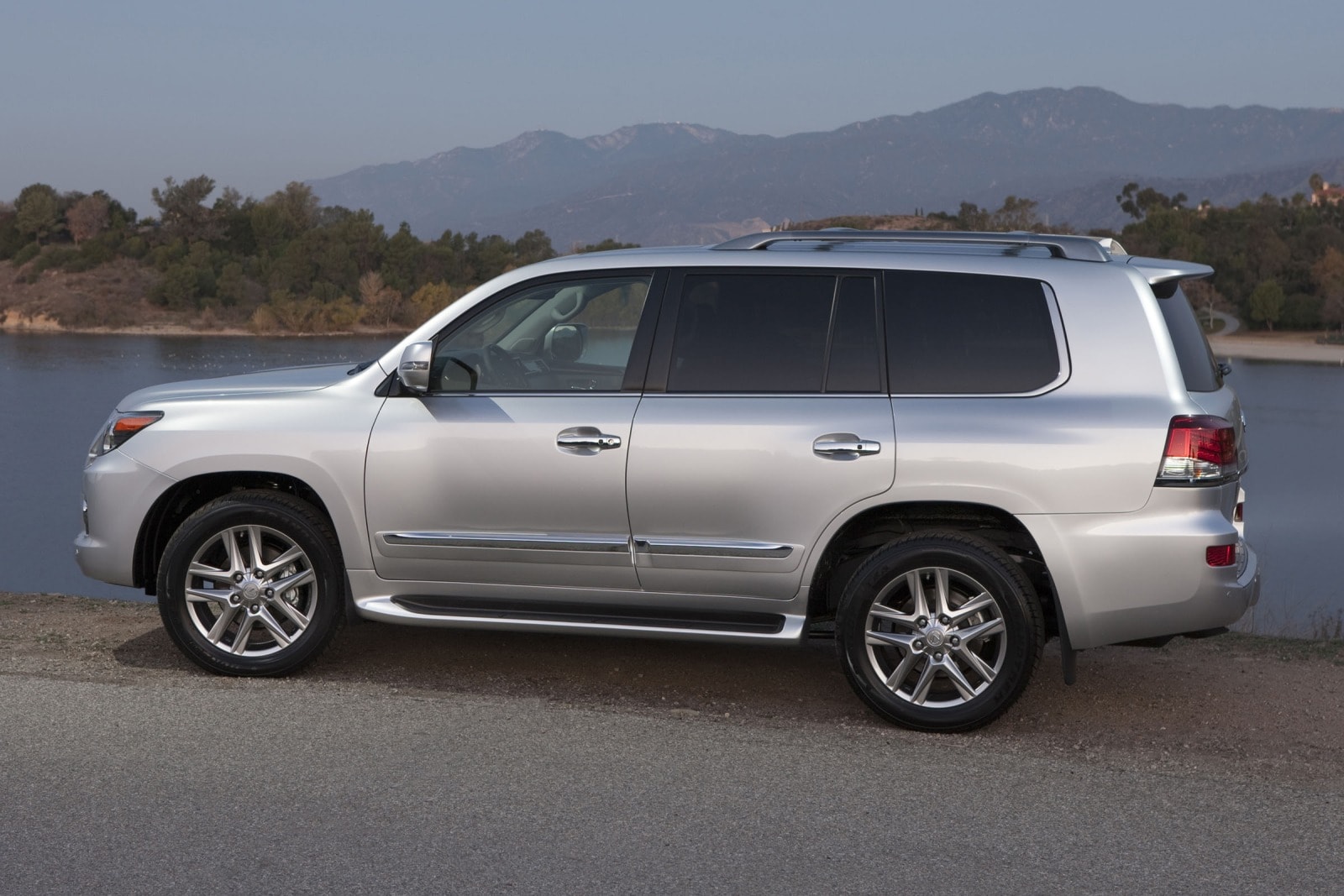 2013 Lexus LX 570 4dr SUV Exterior