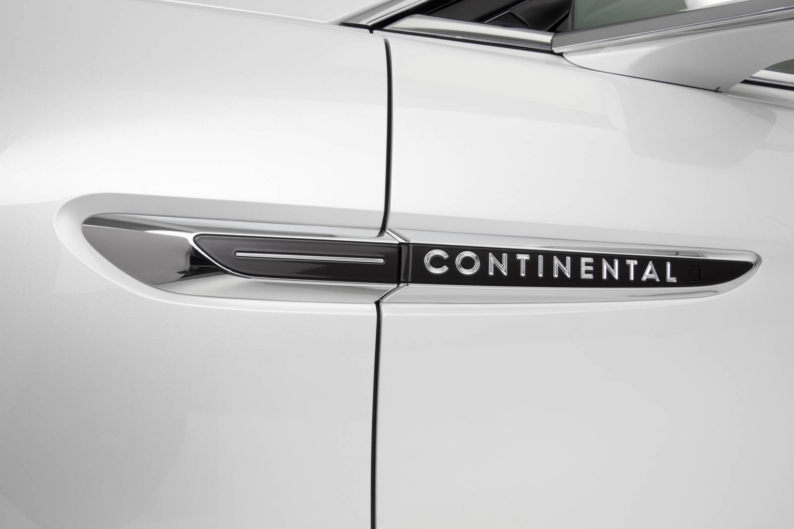 2018 Lincoln Continental — OEM photo 3