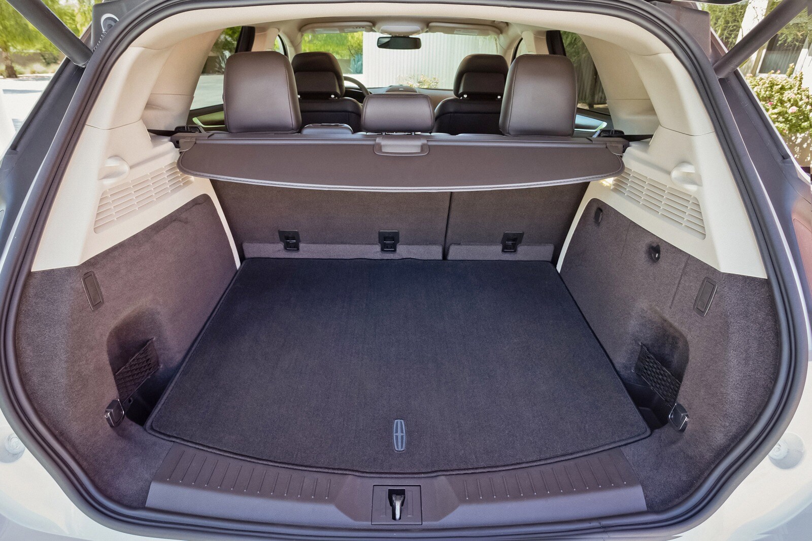 2018 Lincoln MKC interior CARGO