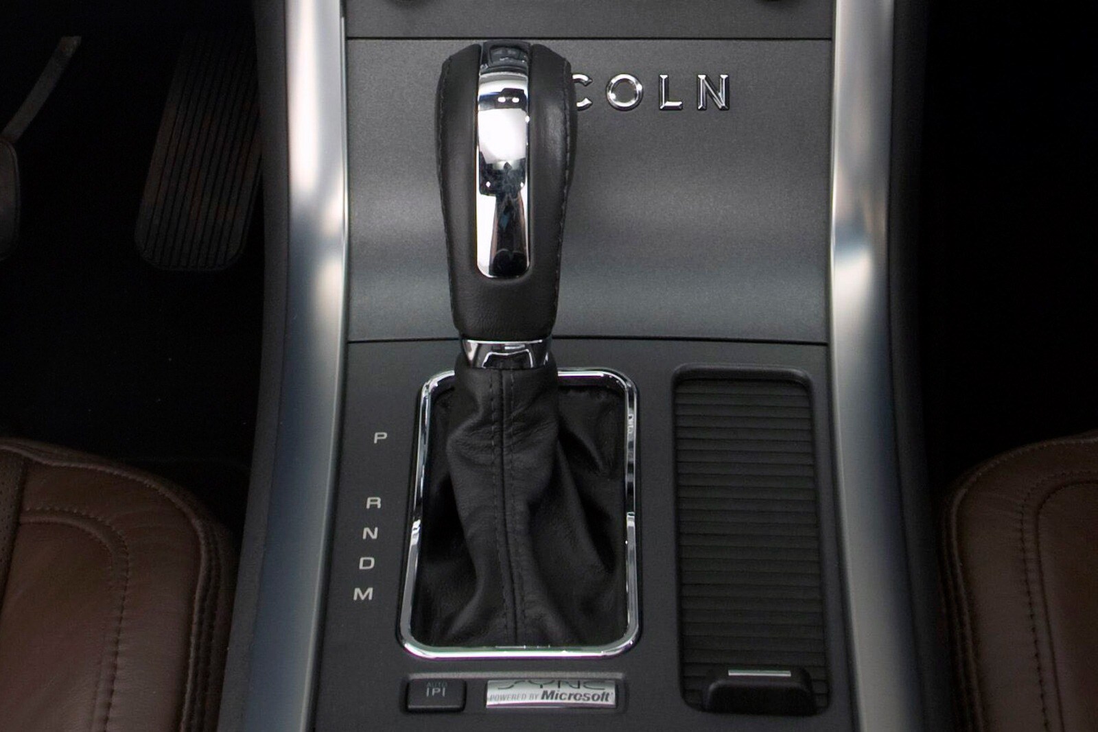 2010 Lincoln Mks interior SHF